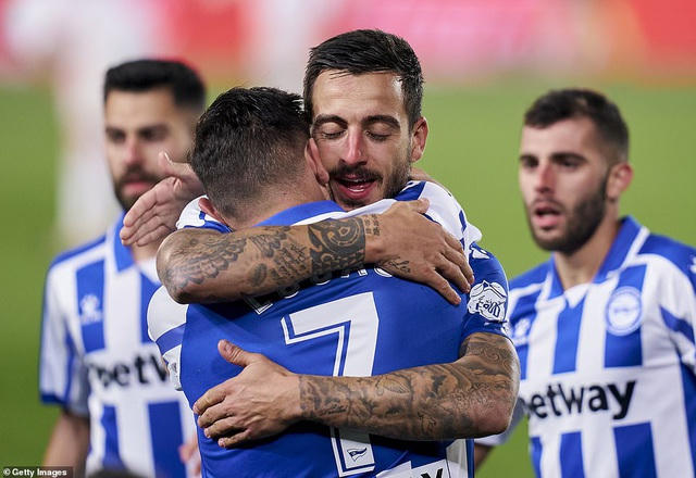 ... khi Alaves có tình huống mở tỷ số trên chấm phạt đền của Perez