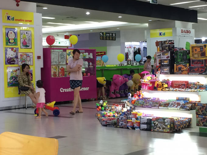 Vào trung tâm thương mại luôn là lựa chọn hàng đầu của phụ huynh.