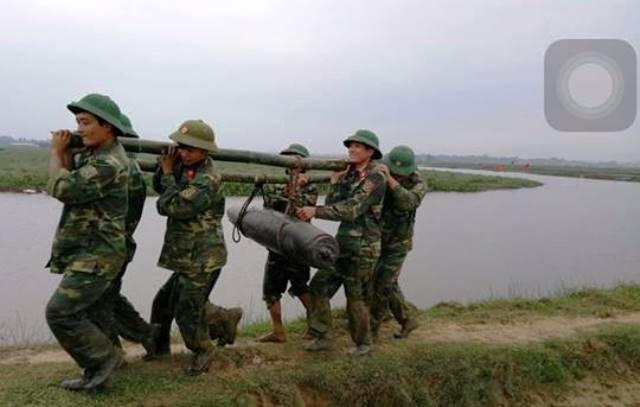 Sau khi trục vớt thành công, các đơn vị xử lý bom mìn nhanh chóng đưa quả bom đi tiêu hủy.