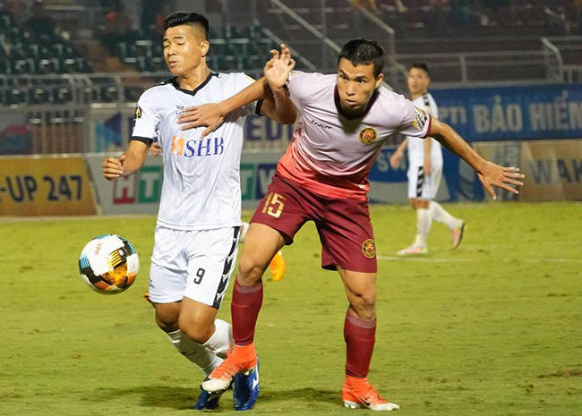 Đức Chinh (áo trắng) đang chơi mờ nhạt ở V-League
