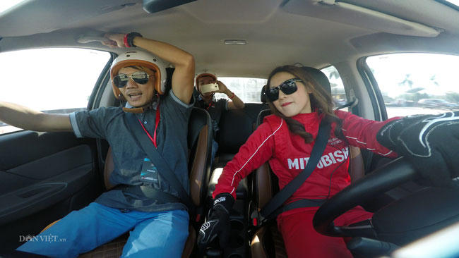 Nhiều cánh mày râu tỏ ra thích thú khi được trải nghiệm những màn drift bên cạnh người đẹp.