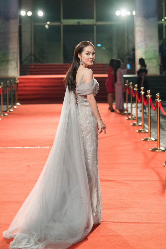 Dương Cẩm Lynh  diện v&aacute;y dạ hội xuy&ecirc;n thấu trong vai tr&ograve; MC