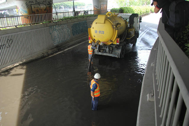 Công ty thoát nước điều xe bơm đến hút nước tại hầm chui cầu Khánh Hội