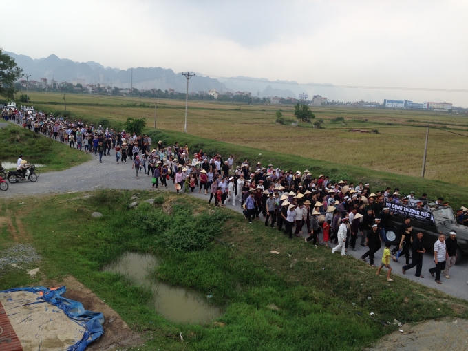 Hàng trăm người dân đến tiễn biệt Liệt sĩ Thượng uý Đặng Đình Duy về với đất mẹ.