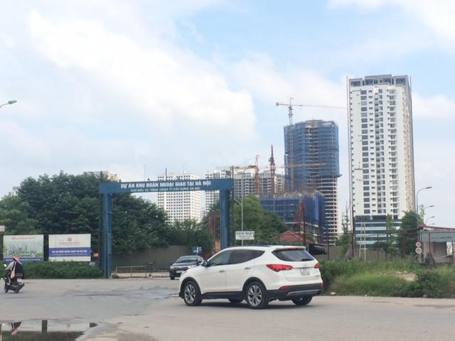 Theo phản ánh của cư dân Khu Đoàn Ngoại giao, hạ tầng nội khu của toàn bộ dự án đang trong quá tình trạng xây dựng dở dang và thiếu so với quy hoạch được duyệt.