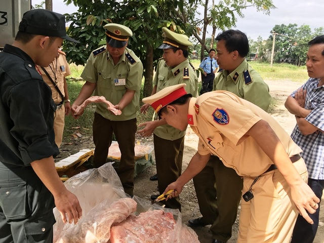 Cơ quan chức năng tiến hành kiểm tra số thịt và mỡ động vật bốc mùi hôi thối.