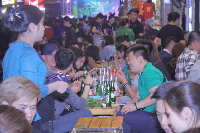 ... tràn lan hàng quán kinh doanh.