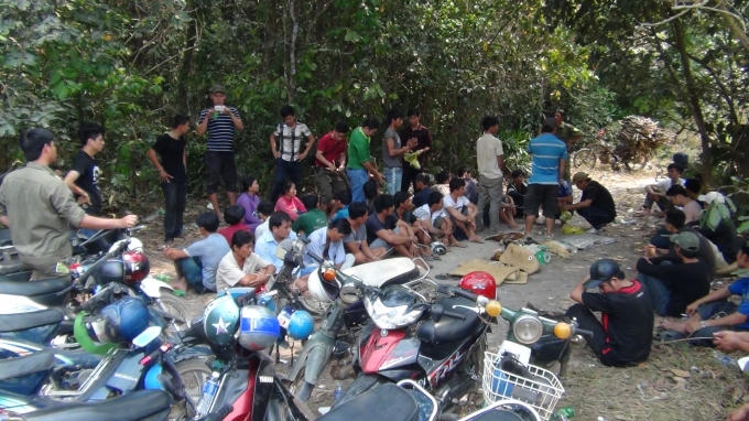 Hiện trường vụ đá gà và lắc tài xỉu ở Ninh Điền.