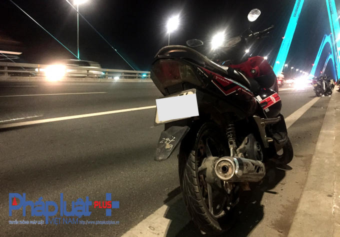 Bất chấp nguy hiểm h&agrave;ng d&agrave;i phương tiện v&ocirc; tư dừng đỗ tr&ecirc;n cầu Nhật T&acirc;n