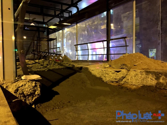 Do cửa đón trả khách của 2 nhà chờ buýt nhanh trên đường Giảng Võ cao hơn cửa xe nên sàn nhà chờ đã phải hạ xuống.