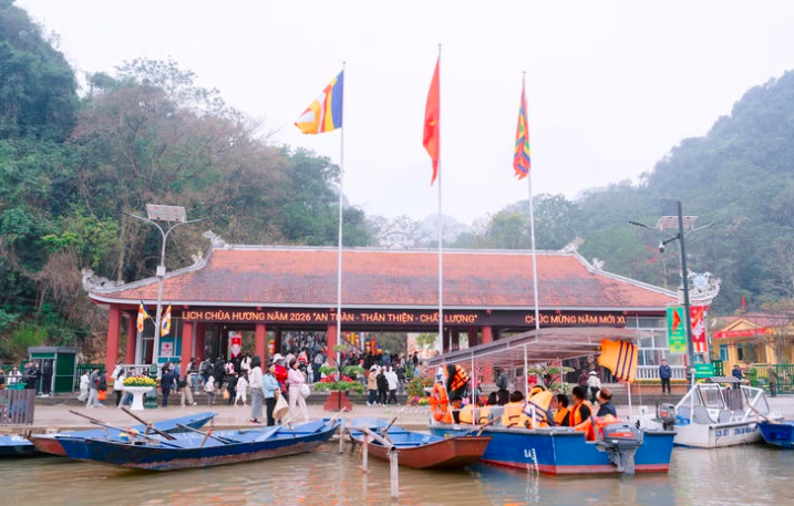 Các phương tiện đò trên suối Yến được trang bị đầy đủ áo phao, mã QR và thiết bị an toàn phục vụ du khách. (Ảnh: UBND TP Hà Nội)