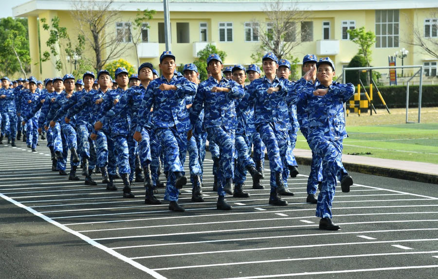 Các khối luyện tập diễu duyệt đội ngũ qua khán đài.