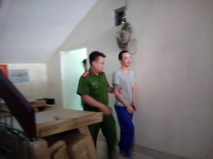 Lúc 7h25 xe cảnh sát chở các bị cáo đến toà. Thọ và Tình cùng mặc áo phông, để lộ rõ những hình xăm vằn vện trên cánh tay. Chân tay cả 2 còng.