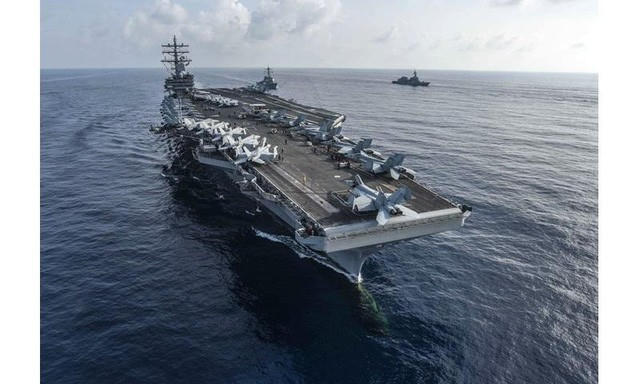 Tàu sân bay USS Ronald Reagan của Mỹ tập trận chung với các tàu Nhật Bản trên Biển Đông hồi tháng 8. (Ảnh: US Navy)
