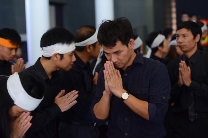 Nghệ sĩ Xu&acirc;n Bắc th&agrave;nh k&iacute;nh ph&acirc;n ưu. Ảnh: zing.