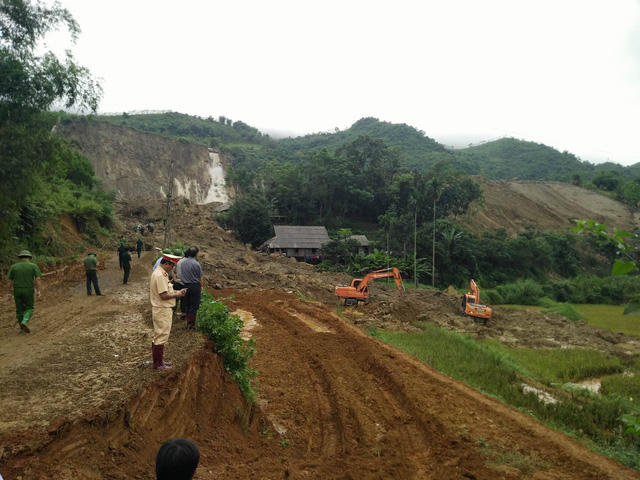 8 căn nhà hư hỏng, 4 nhà bị vùi lấp hoàn toàn. 18 người không kịp chạy thoát.
