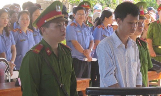 Bị cáo Trần Đình Thịnh trước vành móng ngựa.