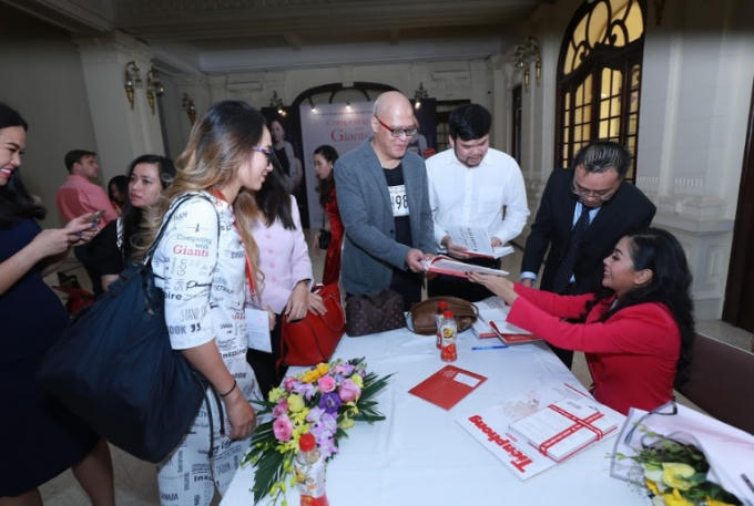 Tác giả, doanh nhân Trần Uyên Phương ký tặng sách cho các khách mời.
