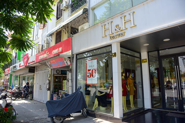 Nhiều cửa hàng đã tự thay biển hiệu khác theo nhu cầu quảng cáo, thu hút khách hàng.