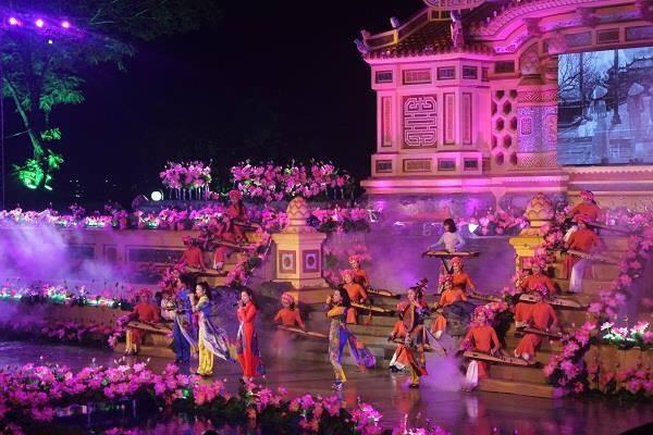 Chùm ảnh ấn tượng đêm khai mạc Festival nghề truyền thống Huế 2017
