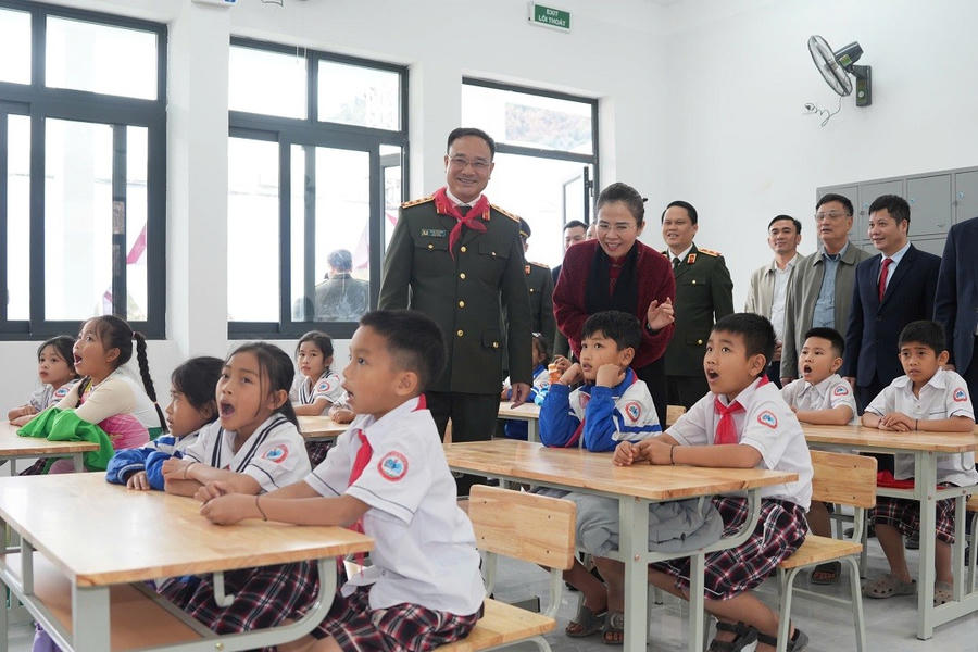 Nguồn động viên to lớn để đội ngũ cán bộ, giáo viên và học sinh tiếp tục nỗ lực, vượt qua khó khăn, nâng cao chất lượng giáo dục - Ảnh Công an Nghệ An.