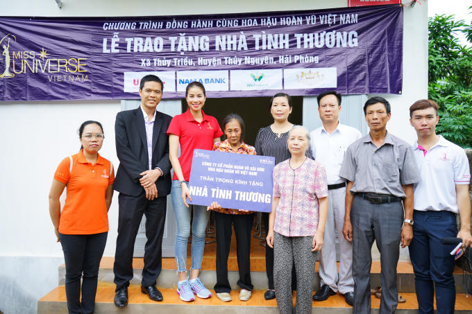 Hoa hậu trao tặng nhà cho người dân có hoàn cảnh khó khăn.