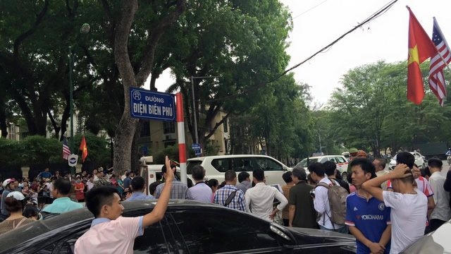 Đường Điện Biên Phủ đông kín người dân. Quốc kỳ 2 nước Việt - Mỹ được cắm dọc con đường. (Ảnh: Dân trí)