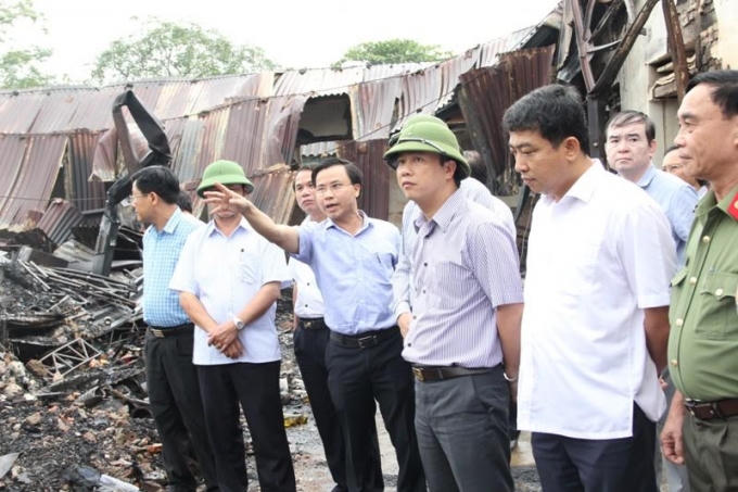 Chủ tịch UBND tỉnh Đặng Quốc Khánh (thứ 3 từ bên phải) thăm hiện trường vụ cháy và chỉ đạo tiến hành xây dựng chợ tạm thời cho bà con.