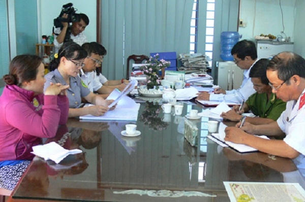 Đoàn kiểm tra và xử phạt cơ sở nem chua của ông Lý Nhật Quang