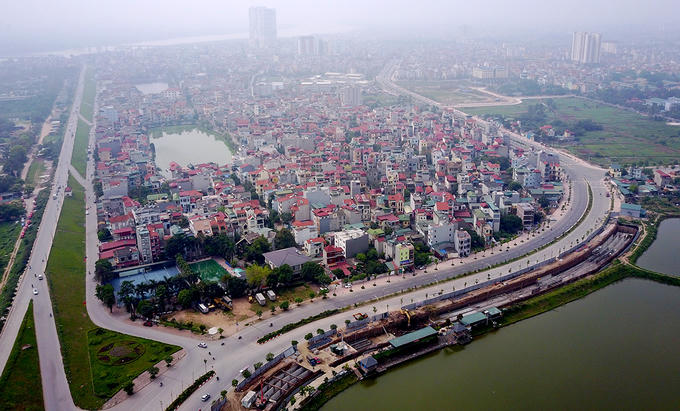Tuyến phố dài hơn 1,5 km này có tới 3 đoạn cong, trong đó đoạn cong nhất là điểm cuối giáp với đê Tả ngạn. Với suất đầu tư lớn, mỗi mét đường giá hơn 660 triệu đồng, dư luận ví von tuyến phố là “đường cong dát vàng”.