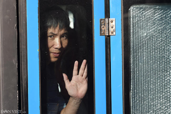 Một số hành khách không có ghế ngồi, phải đứng ở cửa ra vào. Thời tiết nắng nóng khiến không khí ở quanh các bến xe, cửa ngõ Thủ đô càng thêm ngộp thở.