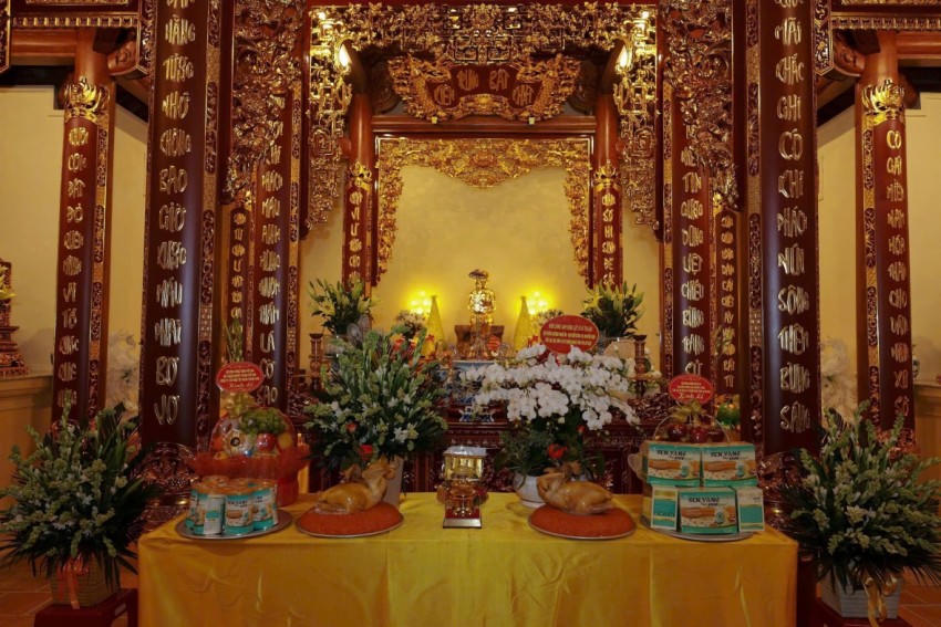 Trước buổi lễ, Ban Lãnh đạo Hội đồng hương Nghệ An, Ban Lãnh đạo Hội đồng hương Thành phố Vinh, Ban Lãnh đạo Hội doanh nghiệp Thành phố Vinh tại Hà Nội cùng các thành viên và đông đảo người con xứ Nghệ hiện đang sinh sống và học tập, làm việc tại mảnh đất Thủ đô ngàn năm văn hiến đã thành kính tổ chức Lễ dâng hương, dâng hoa, đặc biệt là dâng Trống đồng Hoa Sen tại Khu tưởng niệm Anh hùng Liệt sỹ Võ Thị Sáu.