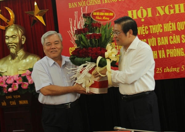 Tại Hội nghị, Trưởng ban Nội chính Trung ương Phan Đình Trạc thay mặt Ban Nội chính Trung ương tặng hoa, chúc mừng Tổng Thanh tra Phan Văn Sáu (Ảnh: TN).