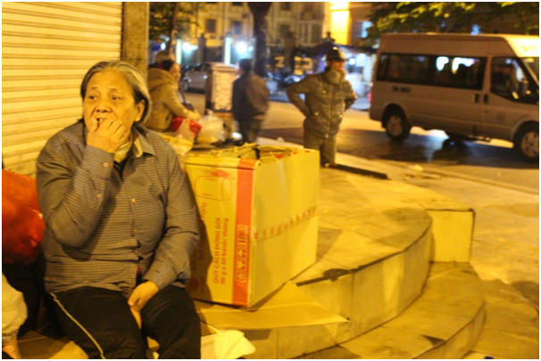 Trong cái lạnh đầu mùa, không hiếm hình ảnh người vô gia cư rét co ro trên các con phố giữa Thủ đô.