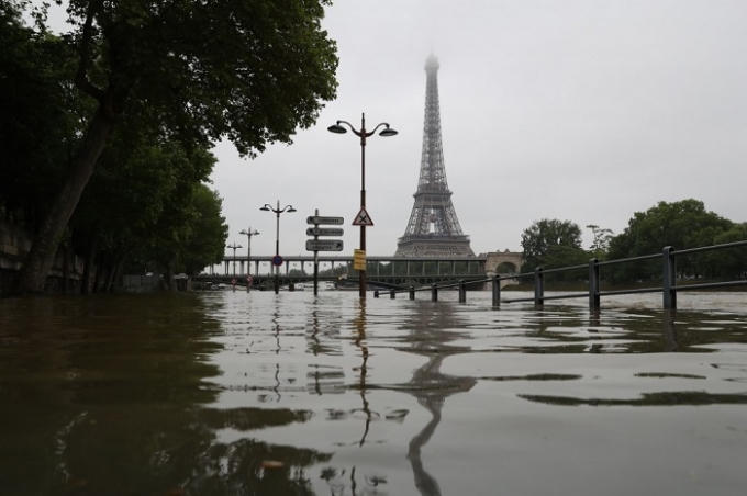Mực nước ở sông Seine giữa lòng Paris dâng cao quá bờ nhìn từ góc phố gần tháp Eiffel. Những trận mưa lớn kéo dài trên khắp châu Âu làm ít nhất 10 người chết và nhiều đô thị bị ngập, trong đó có Paris và các thành phố khác của Pháp. (Ảnh: AFP).