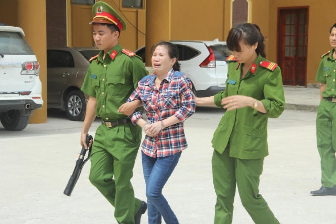 Bị cáo Huệ vẫn khóc nức nở cho rằng mình bị oan và chỉ lỡ tay bỏ thuốc chuột vào nồi lòng của chồng.