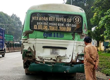 Sau tai nạn xe buýt và container hư hỏng nặng. Ảnh: CTV