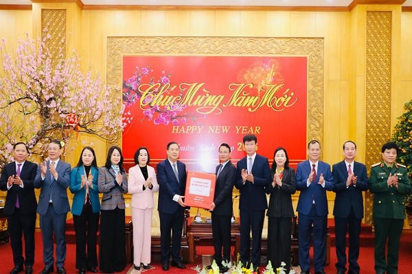 Ông Phạm Gia Túc, Ủy viên Bộ Chính trị, Bí thư Trung ương Đảng, Chánh Văn phòng Trung ương Đảng cùng đoàn công tác tặng quà tỉnh Ninh Bình.