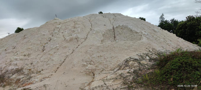 Cao lanh (Kaolin) là loại đất sét màu trắng, nằm sâu dưới đất, cát do thủy triều hoặc phong hóa tạo nên. Khi gặp nước, cao lanh dính dẻo, dễ định hình. Tiếp xúc với nhiệt độ cao, loại đất sét này lại thành thể rắn