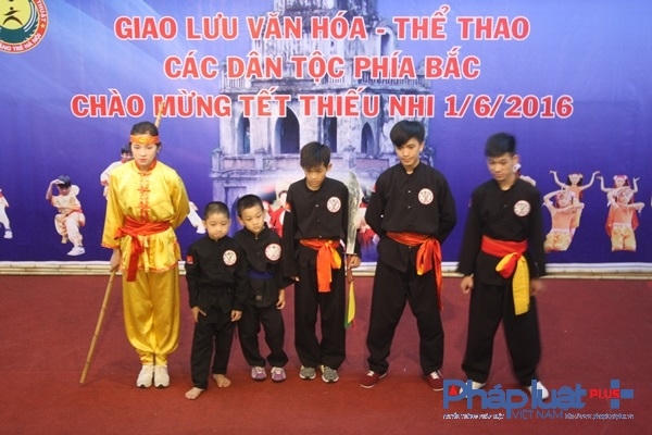 Sau khi thực hiện bài thi, các môn sinh chăm chú lắng nghe những nhận xét từ phía Ban giám khảo.