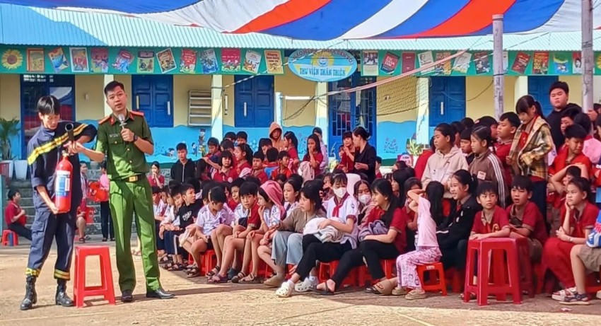 Công an tuyên truyền PCCC tại trường học.