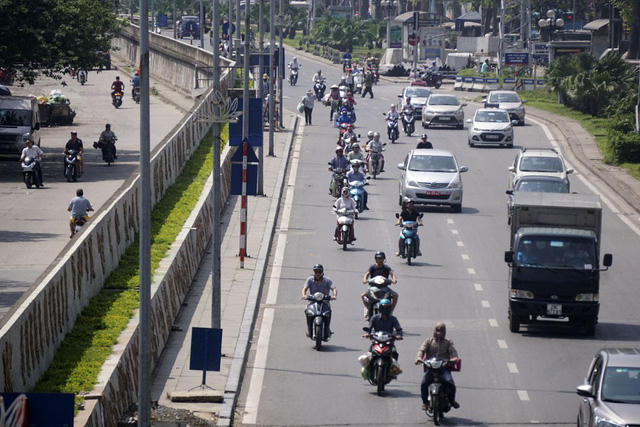 Khá nhiều con đường của Hà Nội thiếu vắng bóng cây xanh, dòng phương tiện đi nhanh như để trốn chạy cái nóng gay gắt.