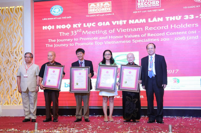 &Ocirc;ng Trịnh Th&uacute;c Huỳnh &nbsp;- Đại diện Tổ chức Kỷ lục Đ&ocirc;ng Dương tại Việt Nam trao bằng cho c&aacute;c Kỷ lục gia v&agrave; Đơn vị sở hữu Kỷ lục Đ&ocirc;ng Dương.
