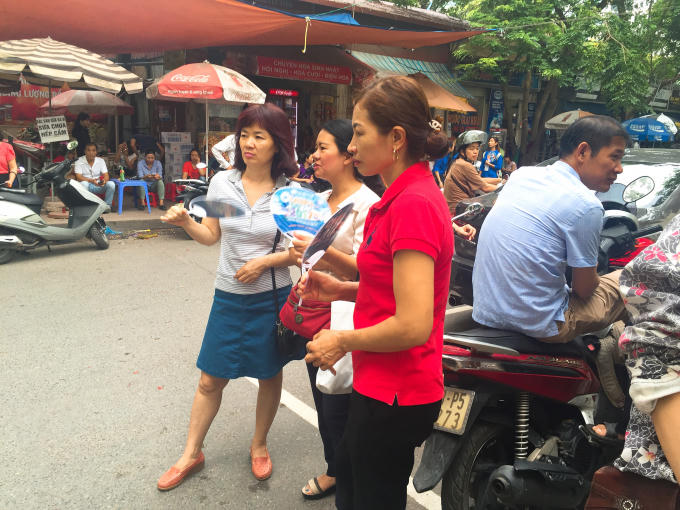 Gương mặt lo âu của phụ huynh học sinh.