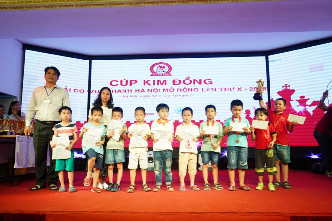 Trao giải cho các thí sinh.