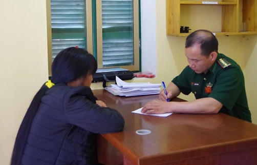 V. T. S (bìa trái) kể lại quá trình bị các đối tượng bán sang Trung Quốc.