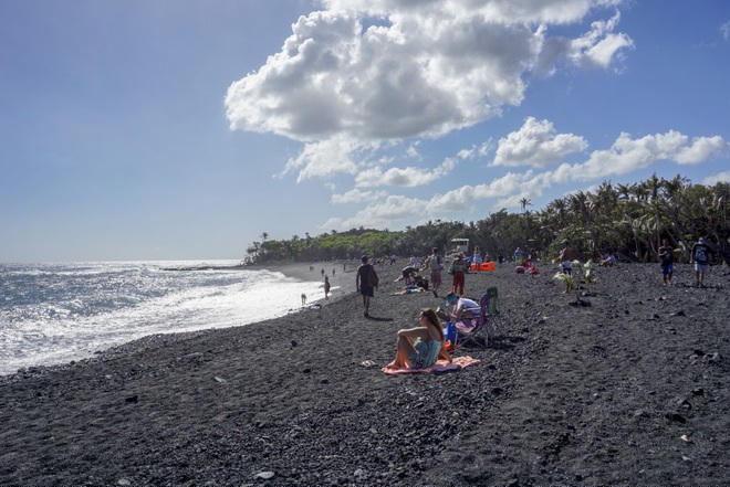 Khoảng 150 ngôi nhà và bãi biển cát đen Kaimui ở đảo Hawaii đã bị vùi lấp vào đầu những năm 1990 do dòng dung nham từ ngọn núi lửa Kilauea tràn qua làng Kalapana. Nó vẫn tiếp tục phun trào và cho đến nay đã bổ sung thêm hơn 500 mẫu đất mới cho hòn đảo lớn. Hiện tại, địa danh này vẫn thu hút du khách nhờ nỗ lực phục hồi ngành du lịch của người địa phương. (Ảnh: LA Times).