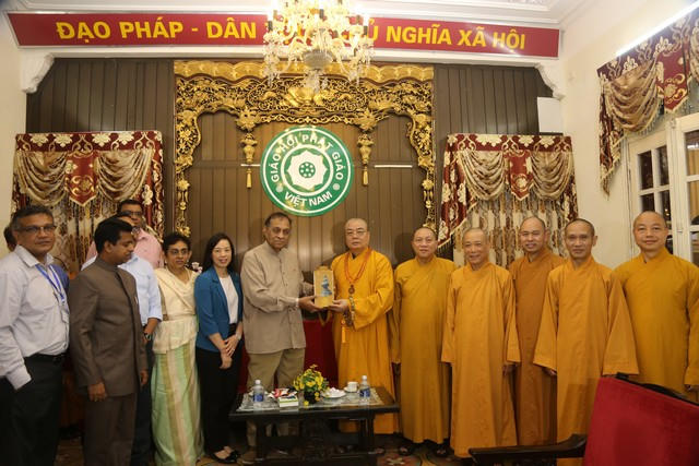 Các đại biểu tặng quà lưu niệm tại buổi gặp gỡ.