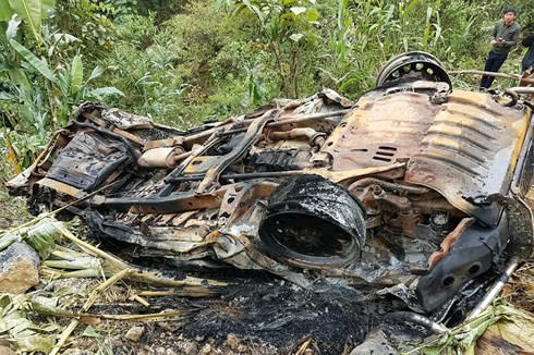 Vụ tai nạn đã làm ô tô bốc cháy, máy xúc hư hỏng, 3 người ngồi trên xe ô tô và và máy xúc bị thương nặng. (Ảnh: Vov).