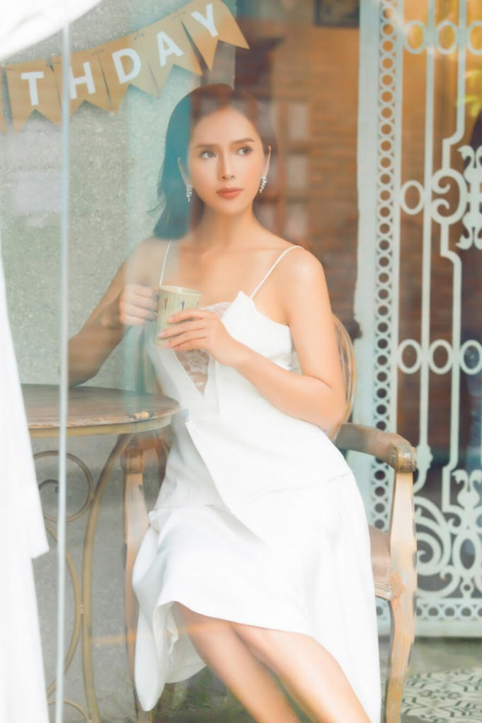 &Aacute; hậu du lịch ho&agrave;n vũ thế giới diện v&aacute;y trắng khoe vẻ đẹp mong manh